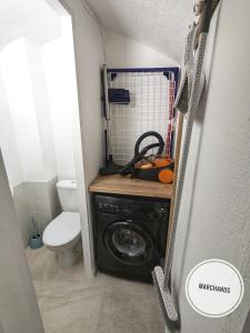 a small bathroom with a washing machine and a toilet at Atypique Souplex Hyper centre Ecusson - Clim - 4p in Nîmes