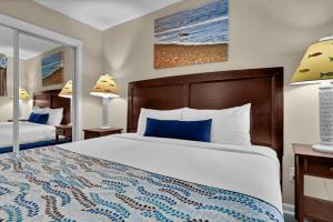 En eller flere senge i et værelse på Summer Sands - 208 by Sea Scape Properties