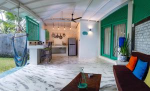 une pièce avec une cuisine et un salon dans l'établissement Your Dream Bungalow - Mirissa, à Mirissa
