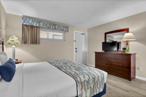 En eller flere senge i et værelse på Summer Sands - 208 by Sea Scape Properties