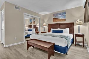 En eller flere senge i et værelse på Summer Sands - 208 by Sea Scape Properties + 8 billeder