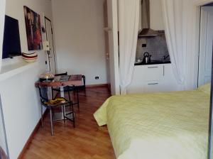 1 dormitorio con cama, escritorio y lavamanos en Casa Tridente, en Bari
