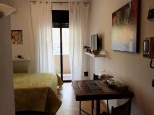 巴里的住宿－Casa Tridente，一间卧室配有一张床、一张桌子和一台电视