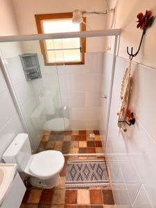 ein Badezimmer mit Toilette und Dusche in der Unterkunft Sítio Vista da Serra - Carrancas in Carrancas