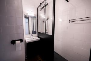 een badkamer met een wastafel en een spiegel bij Studio Cabine Ax Les 3 Domaines in Ax-les-Thermes +12 foto's