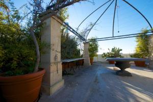 un patio con banco, mesa y columpio en Casa Tridente, en Bari
