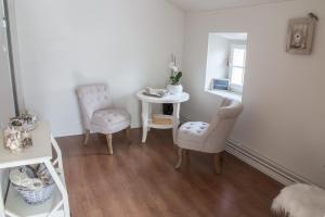 a room with a table and two chairs and a table at Le coup de coeur in Coincy