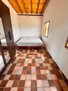 ein Schlafzimmer mit einem Bett in einem Zimmer in der Unterkunft Sítio Vista da Serra - Carrancas in Carrancas + 69 Fotos