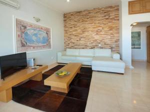 TV a/nebo společenská místnost v ubytování Sant'Amaro - Sea View Apartment + 3 fotografie