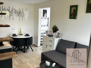 een woonkamer met een bank en een tafel bij Estina Hill in Tamási