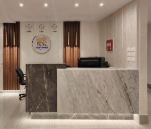 Un vestíbulo con mostrador de recepción en un edificio. en Solpyramid Hotel, en El Cairo