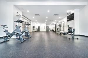 Fitnesscentret og/eller fitnessfaciliteterne på Buchanan 305 - Luxe Loft and Gym