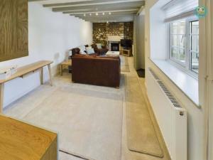 een grote kamer met een kantoor met een bureau bij Sea Salt - Beer, East Devon in Beer