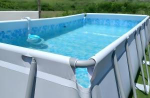 ein Pool auf einem Deck mit einem Springbrunnen in der Unterkunft Casa Abuela Mercedes in César