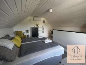 een slaapkamer met een groot bed en een plafond bij Estina Hill in Tamási