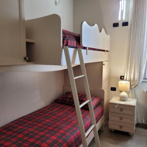 een stapelbed met een ladder in een slaapkamer bij Eva Lake Endine Hospitality in Endine Gaiano +43 foto's