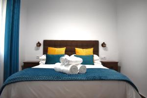 En eller flere senge i et værelse på El Rincón de la Jara + 9 billeder