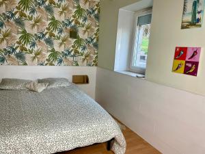 Un dormitorio con una cama y una ventana en Appartement Bayonnais, au cœur de la verdure, en Bayona