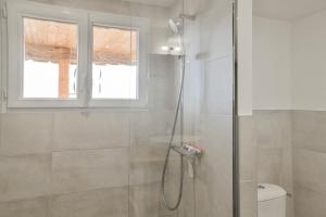 Koupelna v ubytování La Source Du Bonheur -Clim Parking