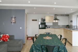 Kuchyň nebo kuchyňský kout v ubytování La Source Du Bonheur -Clim Parking + 28 fotografií