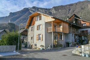 Nespecifikovaný výhled na hory nebo výhled na hory při pohledu z prázdninového domu