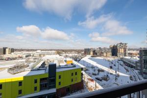 a view of a city with a yellow building at Buchanan 609 - Midtown Condo Luxe and Gym in Montréal