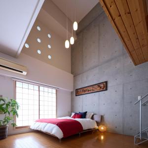 ein Schlafzimmer mit einem großen Bett und einem großen Fenster in der Unterkunft Grand Reve KODEKI in Yadachō