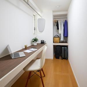 a home office with a desk and a laptop at Grand Reve KODEKI Near Nagoya Dome in Yadachō
