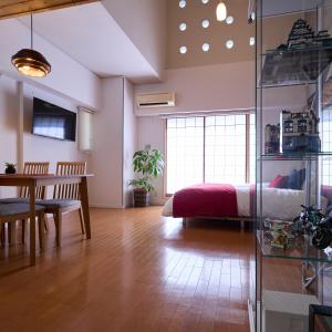 ein Schlafzimmer mit einem Bett und einem Esstisch in der Unterkunft Grand Reve KODEKI in Yadachō + 46 Fotos