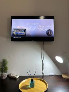 TV a/nebo společenská místnost v ubytování Le Bungalow by Mk