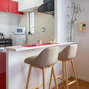 eine Küche mit zwei Stühlen an einer Küchentheke in der Unterkunft Grand Reve KODEKI in Yadachō