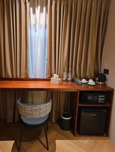 un escritorio con una silla delante de una cortina en The Green Hall, en George Town