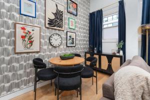 una sala de estar con una mesa y sillas en Casa Hotels McCaul- Queen Suite w Netflix & AC, en Toronto