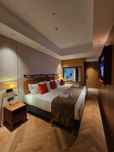 Un dormitorio con una cama grande y un televisor de pantalla plana. en The Green Hall, en George Town