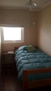 1 dormitorio con cama y ventana en Terrazas del Sol II, en La Serena