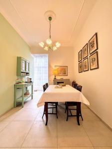 ein Esszimmer mit Tisch und Stühlen in der Unterkunft Luxury Home Massa - Free Parking - City center in Massa