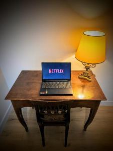 einem Laptop auf einem Tisch mit einer Lampe in der Unterkunft Luxury Home Massa - Free Parking - City center in Massa