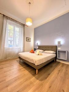 ein Schlafzimmer mit einem Bett und einer blauen Wand in der Unterkunft Luxury Home Massa - Free Parking - City center in Massa