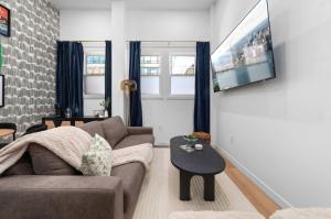 una sala de estar con un sofá y una mesa en Casa Hotels McCaul- Queen Suite w Netflix & AC, en Toronto