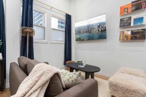 una sala de estar con un sofá y una mesa en Casa Hotels McCaul- Queen Suite w Netflix & AC, en Toronto 25 fotos más
