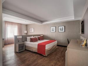 เตียงในห้องที่ Faial Prime Suítes