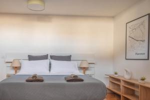 una camera da letto con un letto con due asciugamani sopra di Santa Croce Flat Amazing View a Firenze