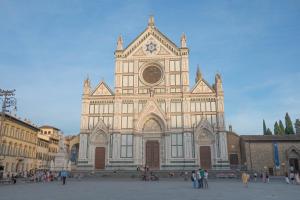 una grande cattedrale con persone che ci stanno di fronte di Santa Croce Flat Amazing View a Firenze