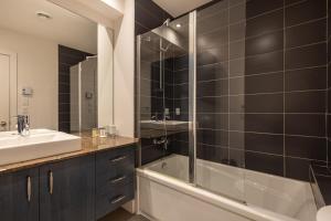 Et badeværelse på Les Immeubles Charlevoix - Le 1174 + 6 billeder