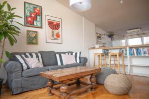 un soggiorno con un divano e un tavolino da caffè di Santa Croce Flat Amazing View a Firenze