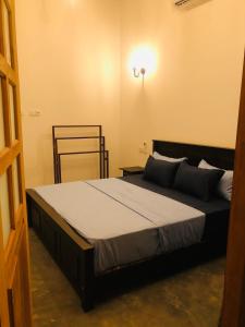 a bedroom with a large bed in a room at Linu Homestay in Hiriketiya