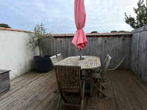 En balkon eller terrasse på ღ Ecuméa - T4 avec piscine & wifi, proche plage