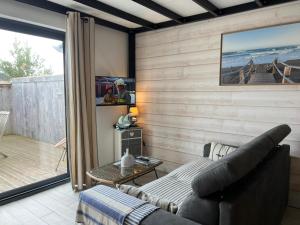 Et tv og/eller underholdning på ღ Ecuméa - T4 avec piscine & wifi, proche plage