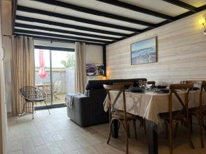 Et opholdsområde på ღ Ecuméa - T4 avec piscine & wifi, proche plage