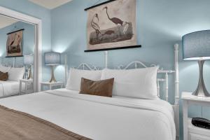 En eller flere senge i et værelse på Summer Sands - 406 by Sea Scape Properties